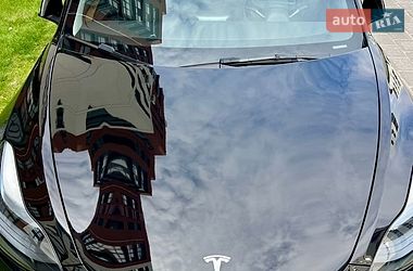 Седан Tesla Model 3 2022 в Ровно