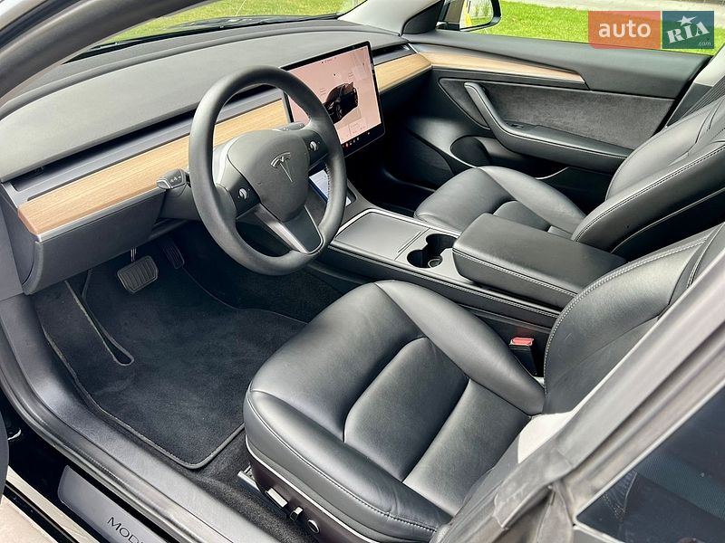 Седан Tesla Model 3 2022 в Ровно