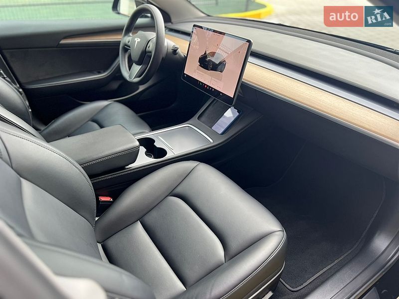 Седан Tesla Model 3 2022 в Ровно