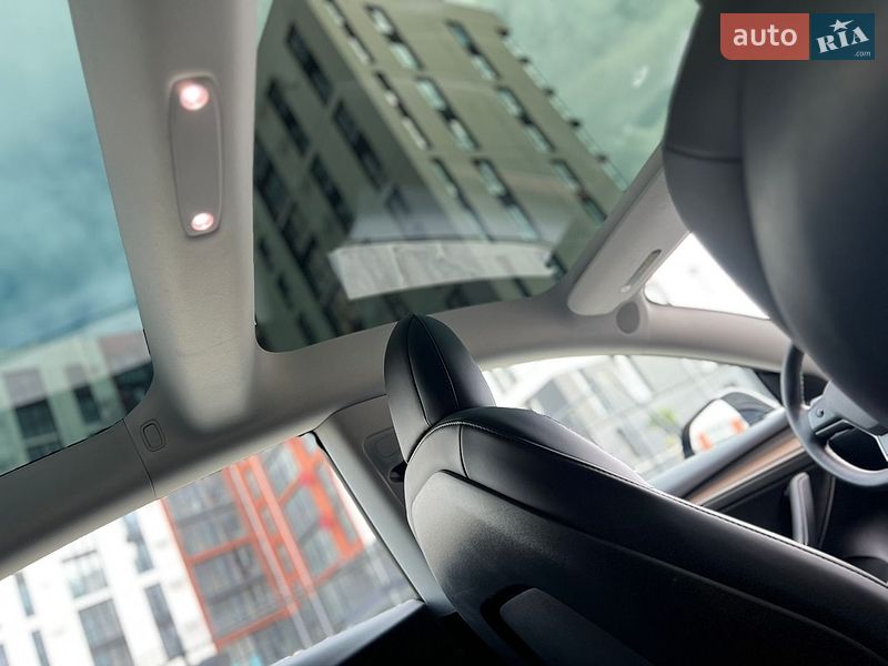 Седан Tesla Model 3 2022 в Ровно