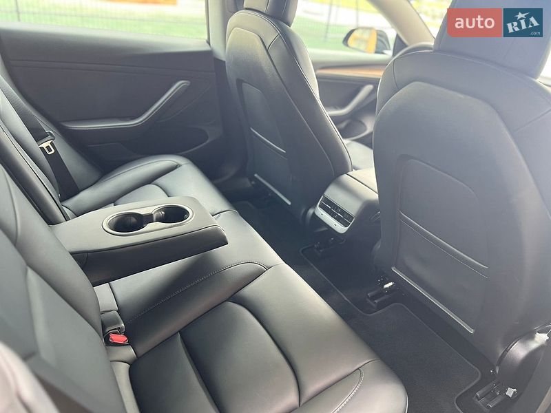 Седан Tesla Model 3 2022 в Ровно