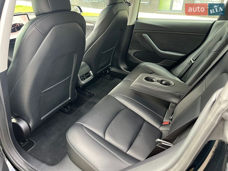 Седан Tesla Model 3 2022 в Ровно