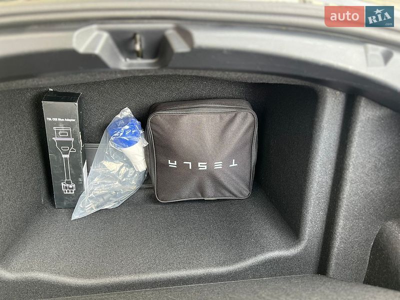 Седан Tesla Model 3 2022 в Ровно