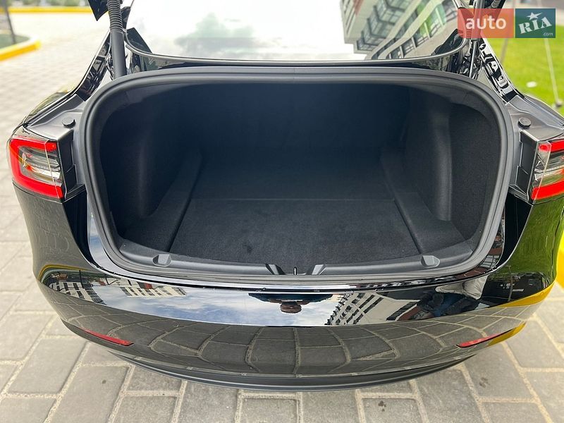 Седан Tesla Model 3 2022 в Ровно