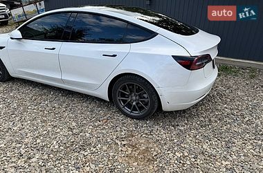 Седан Tesla Model 3 2021 в Черновцах