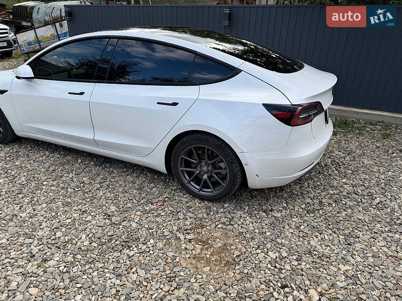 Седан Tesla Model 3 2021 в Черновцах