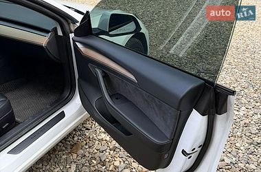 Седан Tesla Model 3 2021 в Черновцах