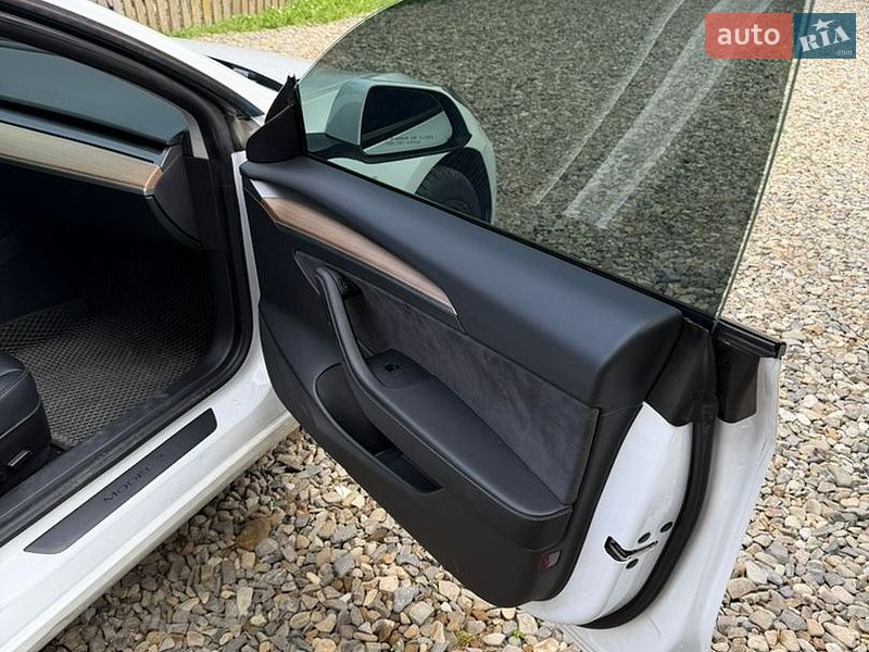 Седан Tesla Model 3 2021 в Черновцах