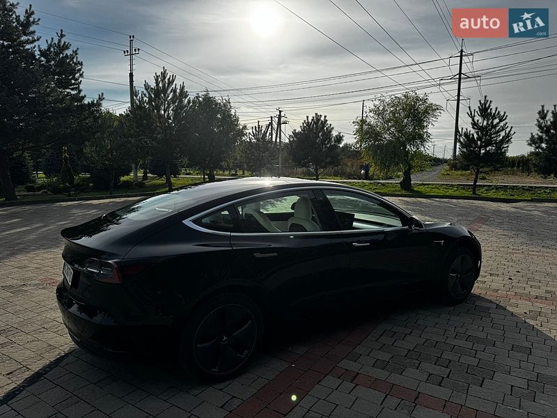 Седан Tesla Model 3 2020 в Львове