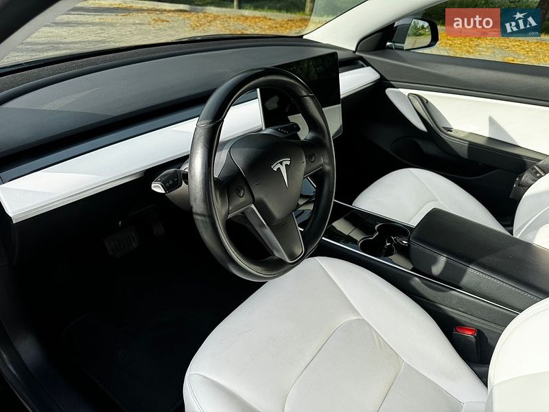 Седан Tesla Model 3 2020 в Львове