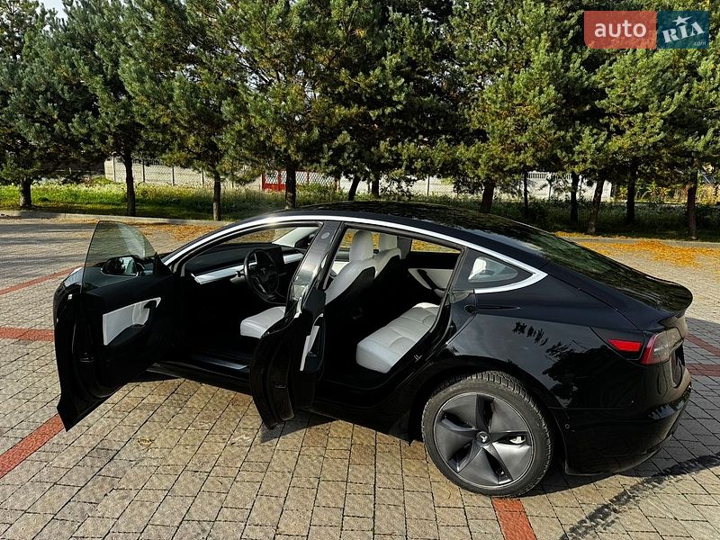 Седан Tesla Model 3 2020 в Львове
