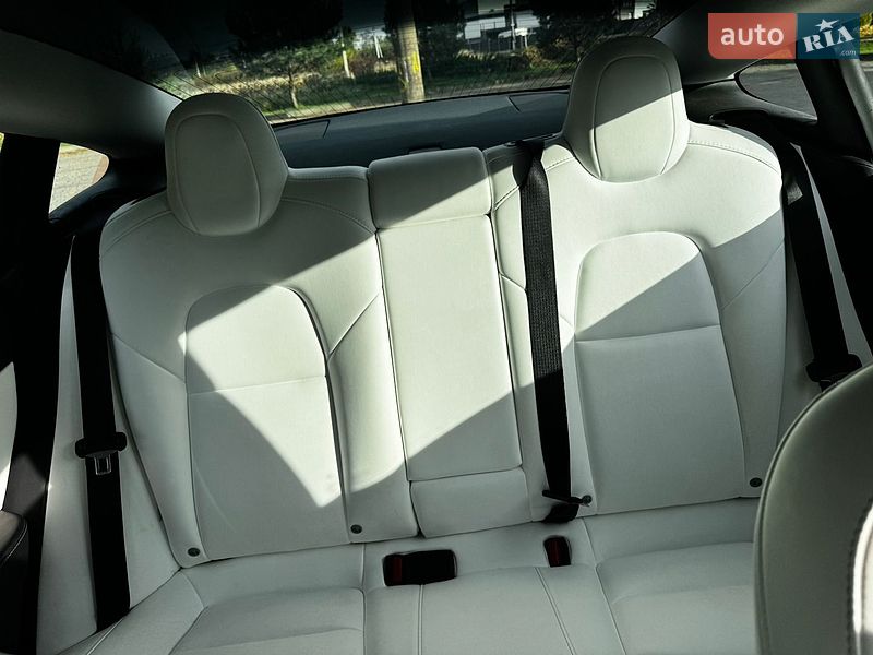 Седан Tesla Model 3 2020 в Львове