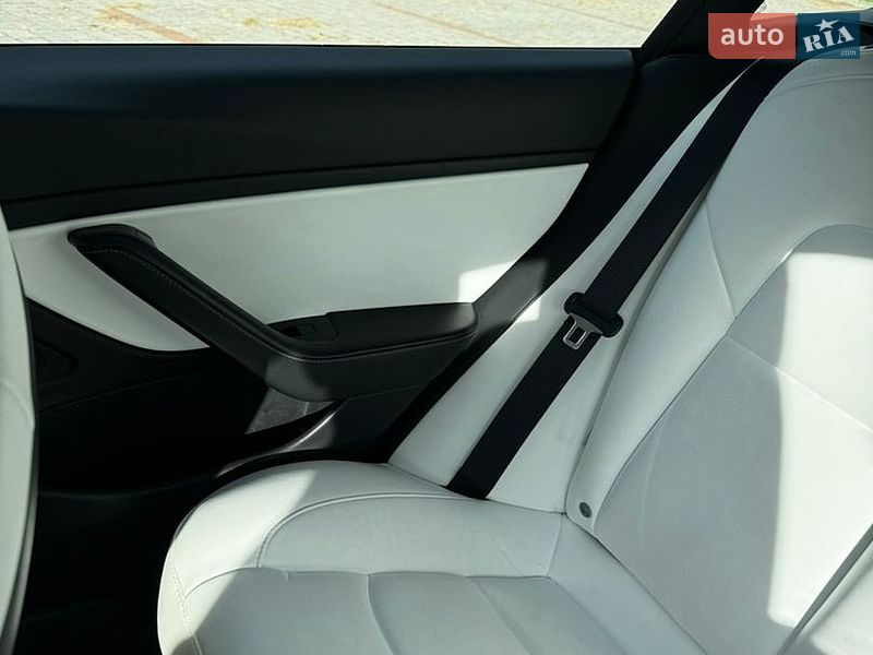Седан Tesla Model 3 2020 в Львове