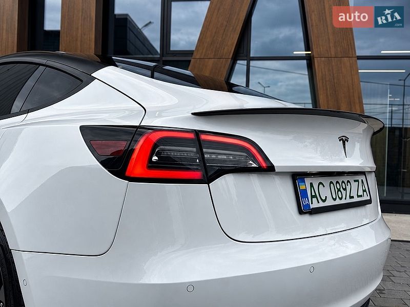 Седан Tesla Model 3 2018 в Луцке