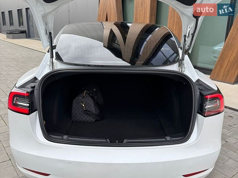 Седан Tesla Model 3 2018 в Луцке