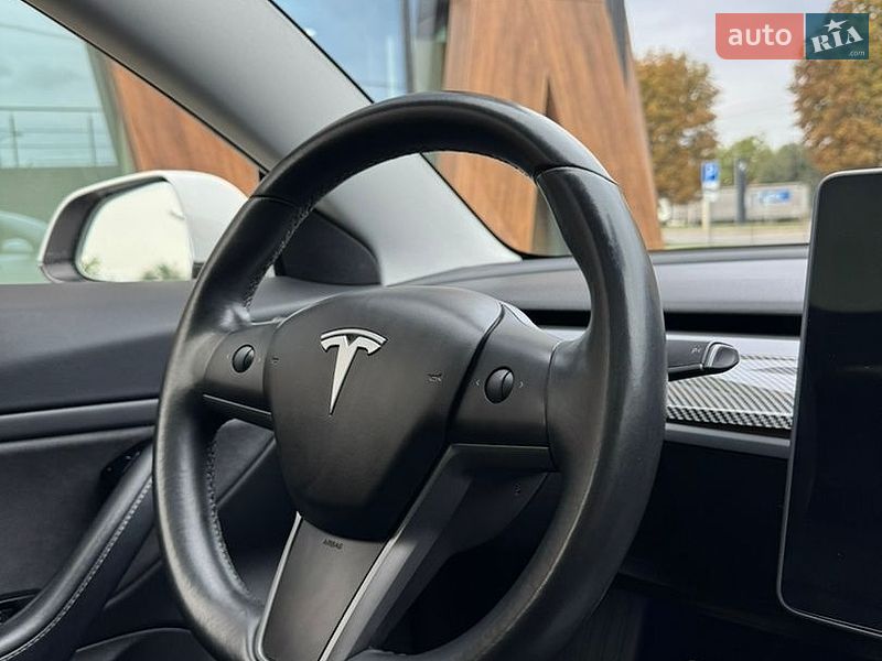 Седан Tesla Model 3 2018 в Луцке