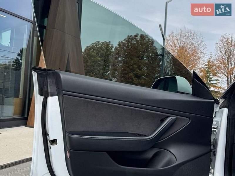 Седан Tesla Model 3 2018 в Луцке