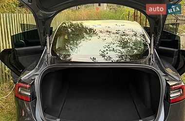 Седан Tesla Model 3 2019 в Львові