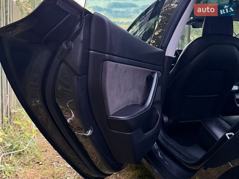 Седан Tesla Model 3 2019 в Львові