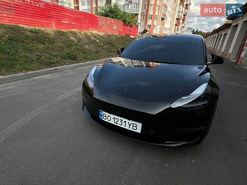 Седан Tesla Model 3 2023 в Тернополі