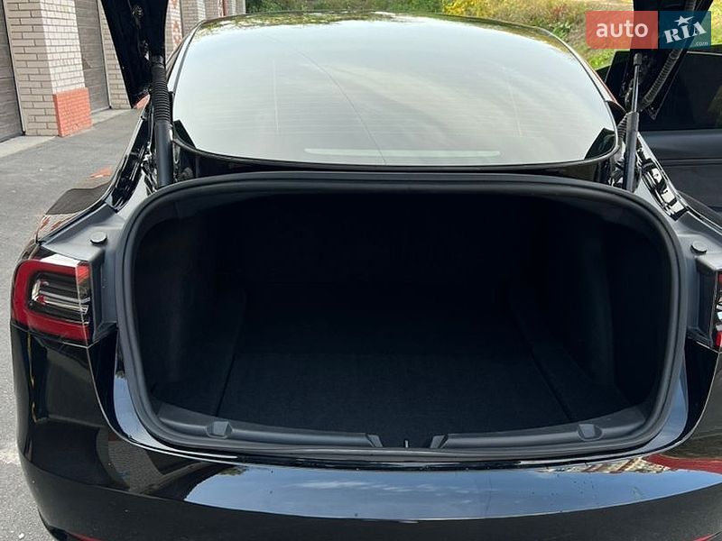 Седан Tesla Model 3 2023 в Тернополі