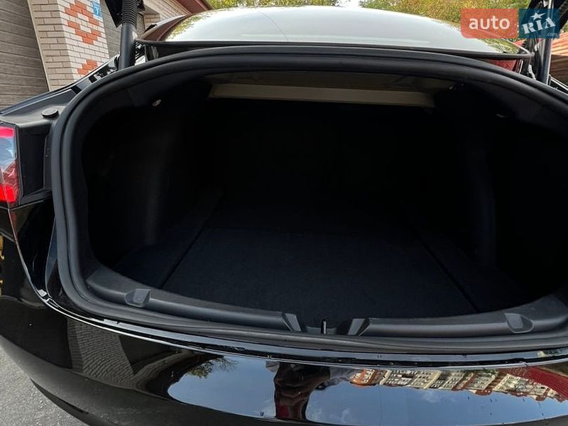 Седан Tesla Model 3 2023 в Тернополі
