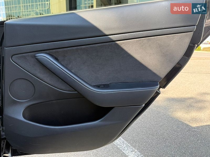 Седан Tesla Model 3 2021 в Киеве