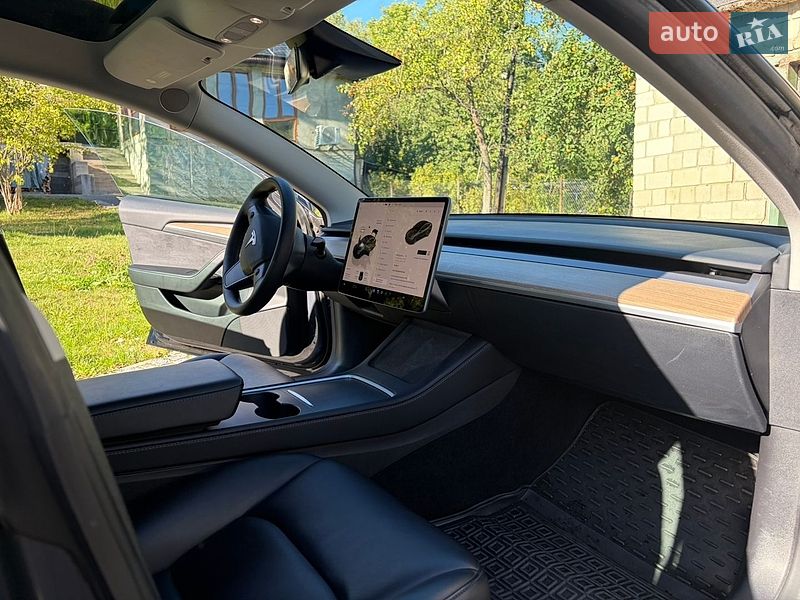 Седан Tesla Model 3 2022 в Бориславі