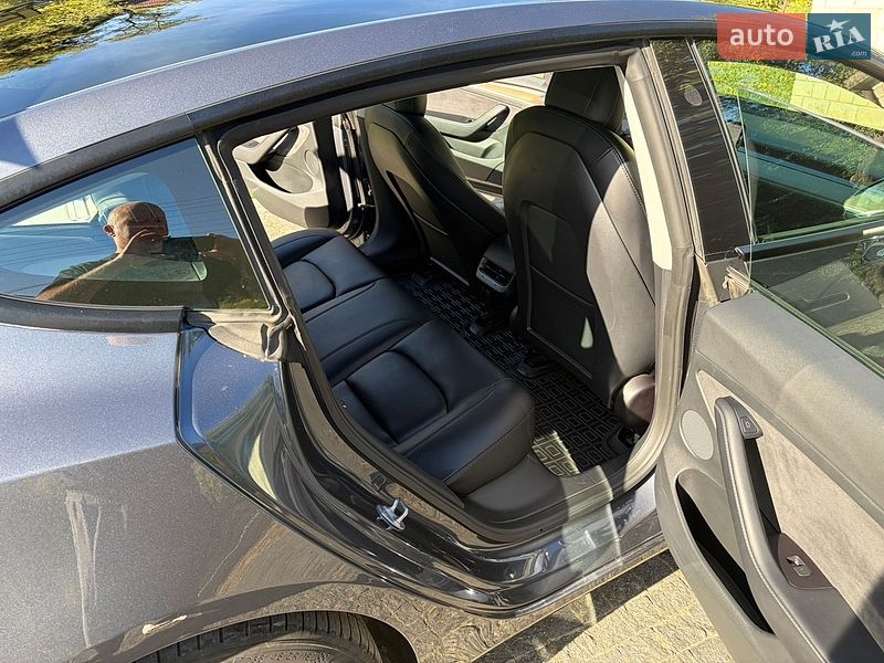 Седан Tesla Model 3 2022 в Бориславі