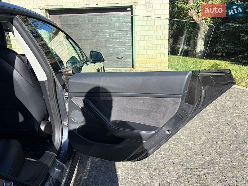 Седан Tesla Model 3 2022 в Бориславі