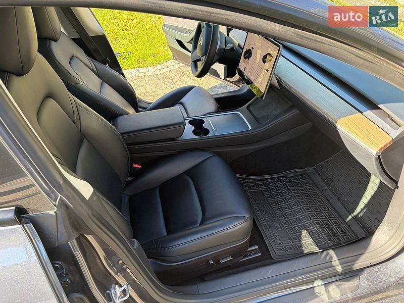 Седан Tesla Model 3 2022 в Бориславі