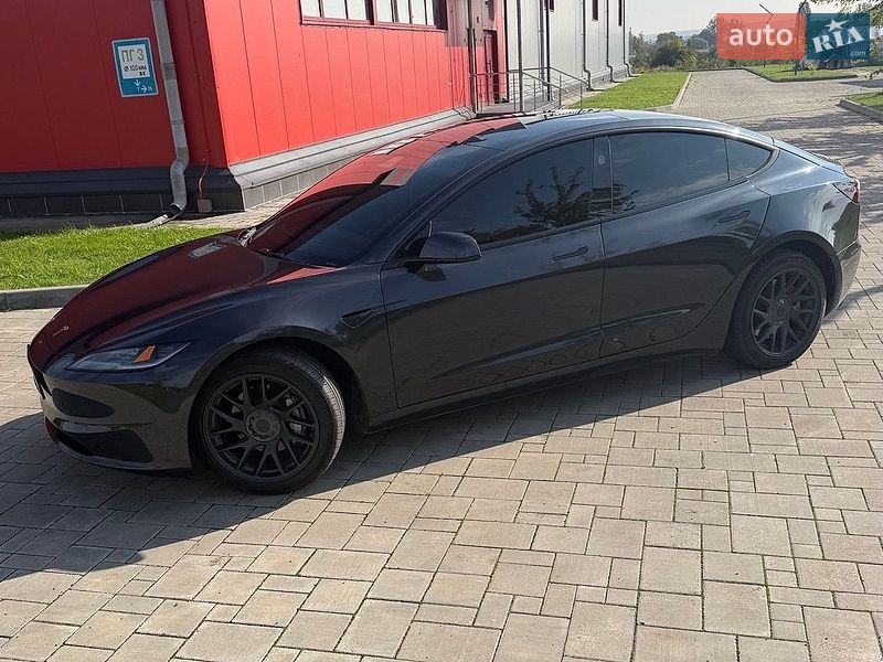 Седан Tesla Model 3 2025 в Рівному