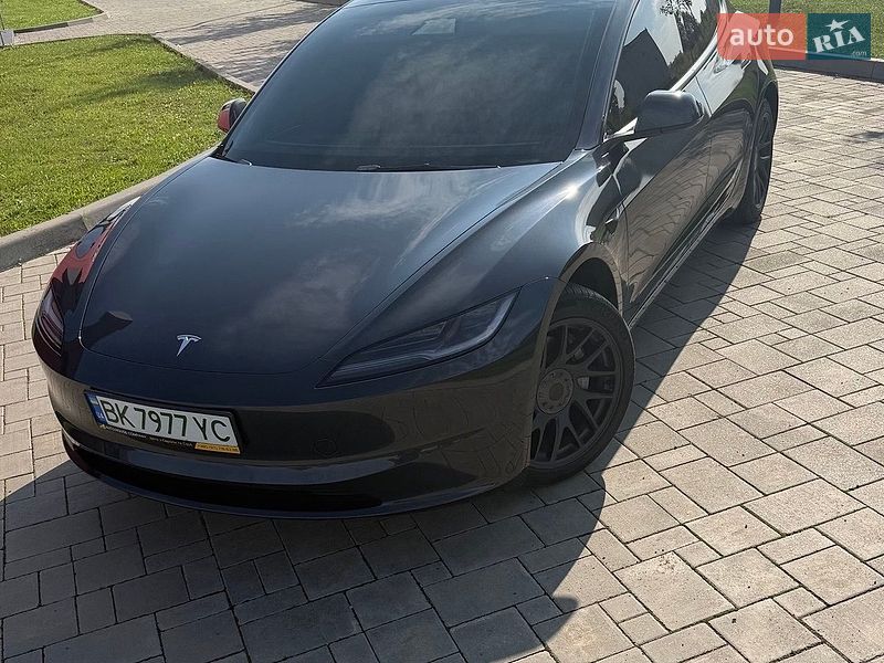 Седан Tesla Model 3 2025 в Рівному