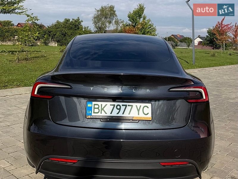 Седан Tesla Model 3 2025 в Рівному