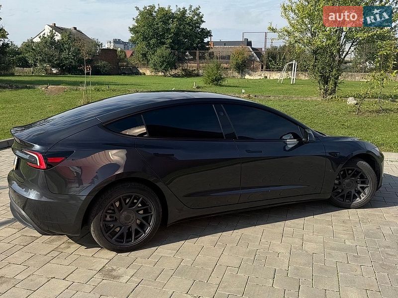 Седан Tesla Model 3 2025 в Рівному