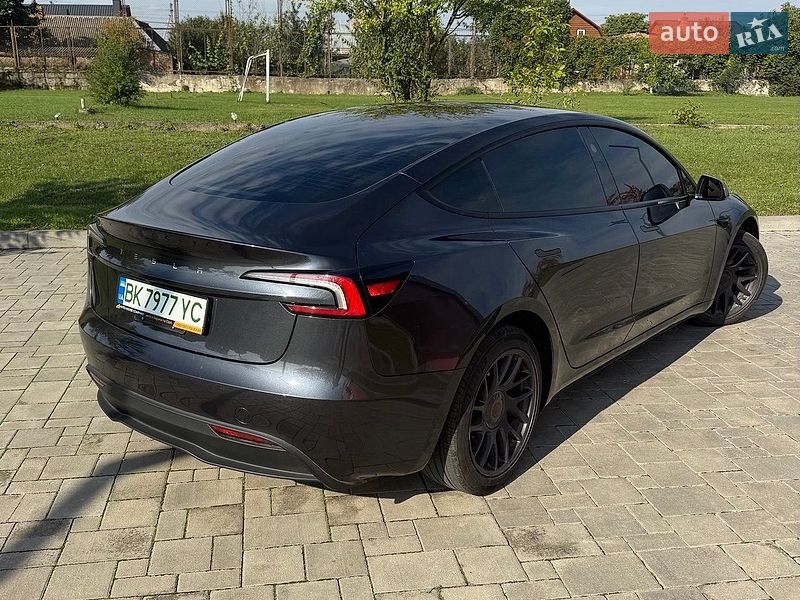 Седан Tesla Model 3 2025 в Рівному