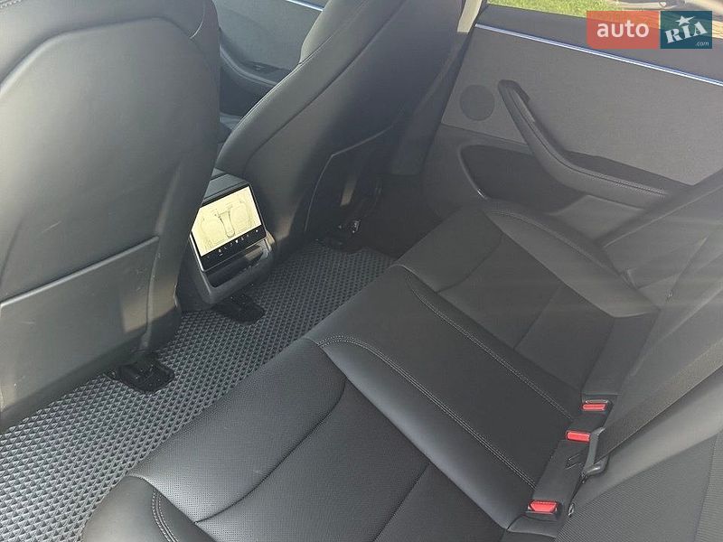 Седан Tesla Model 3 2025 в Рівному