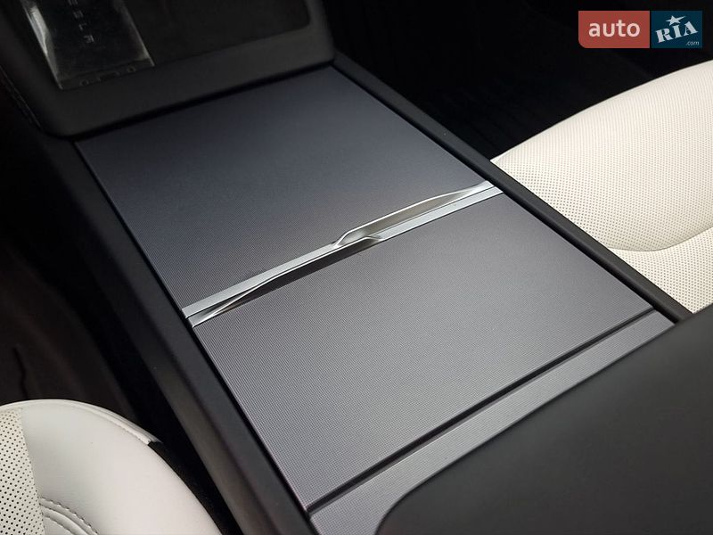 Седан Tesla Model 3 2025 в Кропивницькому