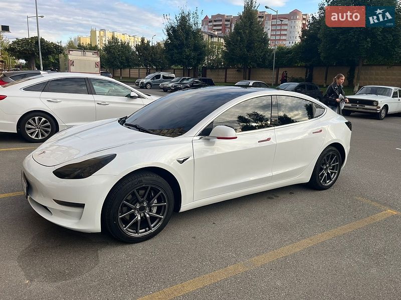 Седан Tesla Model 3 2020 в Києві