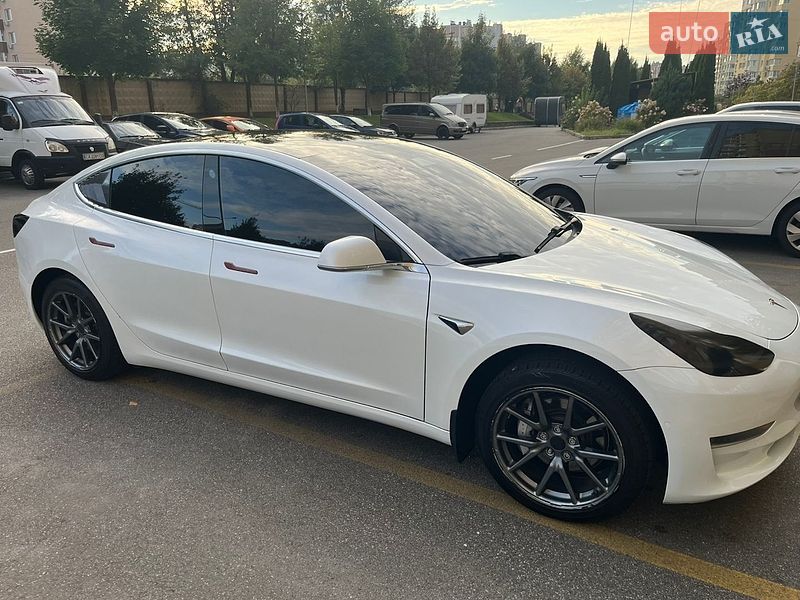 Седан Tesla Model 3 2020 в Києві