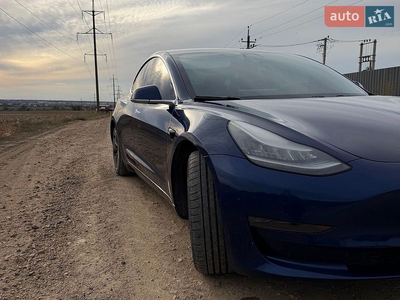 Седан Tesla Model 3 2018 в Авангарде