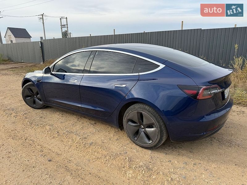 Седан Tesla Model 3 2018 в Авангарде