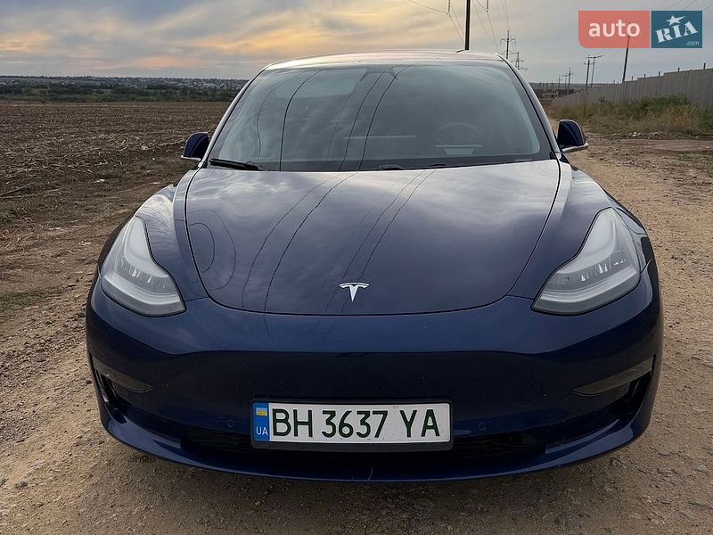 Седан Tesla Model 3 2018 в Авангарде