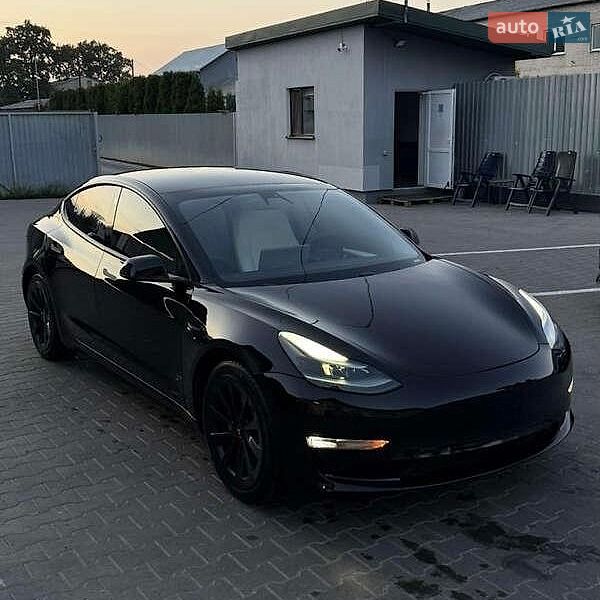 Седан Tesla Model 3 2021 в Львові