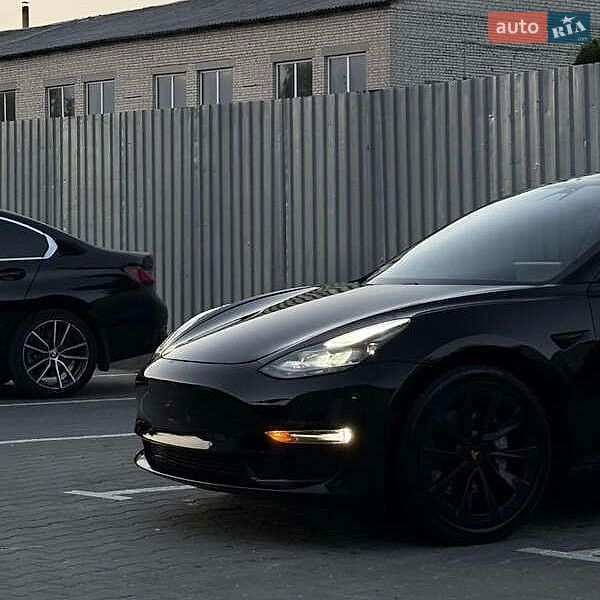 Седан Tesla Model 3 2021 в Львові
