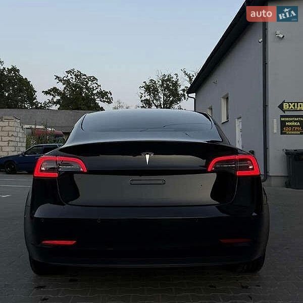 Седан Tesla Model 3 2021 в Львові