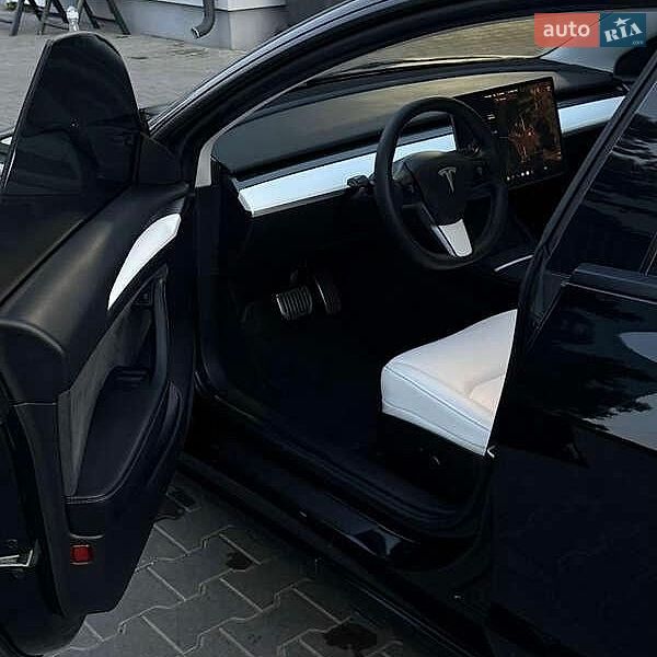 Седан Tesla Model 3 2021 в Львові