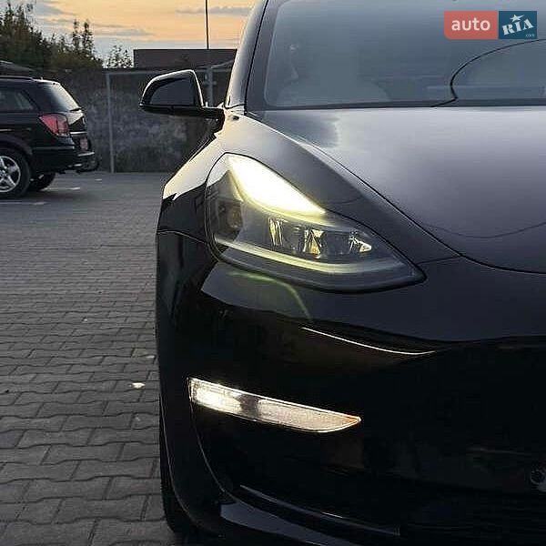 Седан Tesla Model 3 2021 в Львові