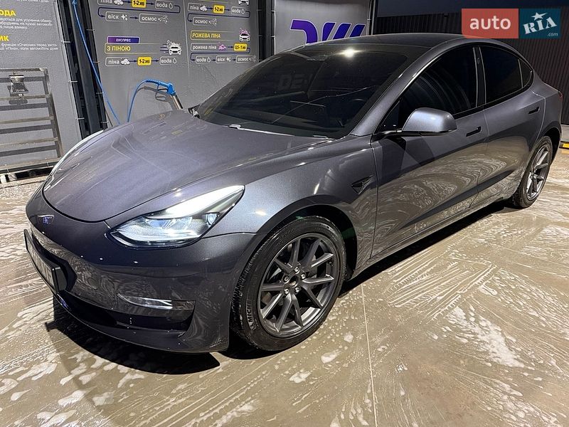 Седан Tesla Model 3 2023 в Львові