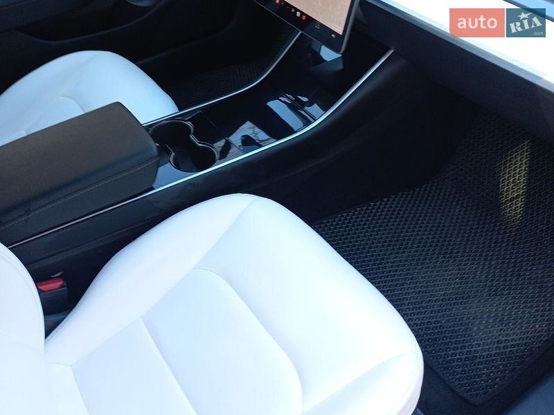 Седан Tesla Model 3 2020 в Львові